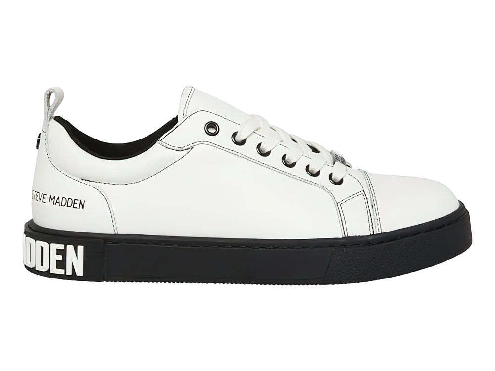 Tenis Steve Madden color blanco con suela gruesa en color negro y agujetas blancas.