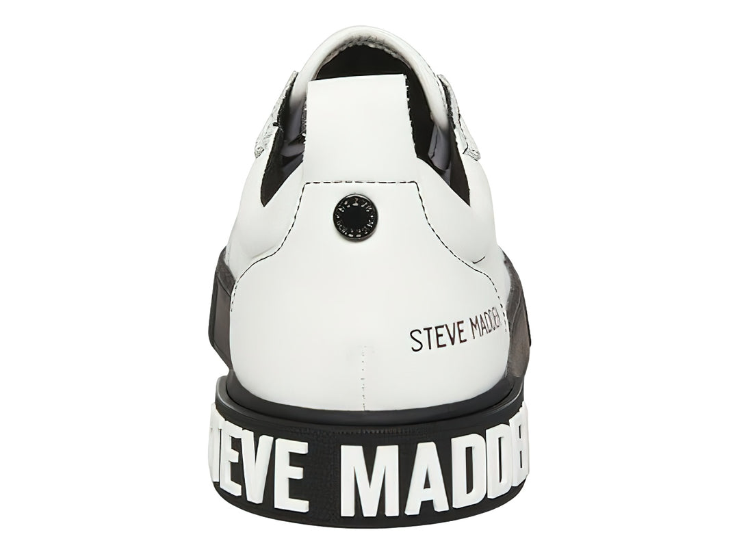 Tenis Steve Madden color blanco con suela gruesa en color negro y agujetas blancas.