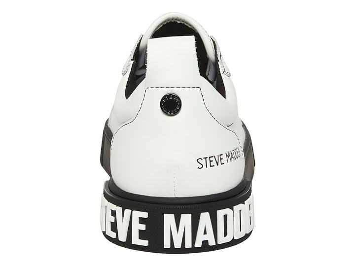 Tenis Steve Madden color blanco con suela gruesa en color negro y agujetas blancas.