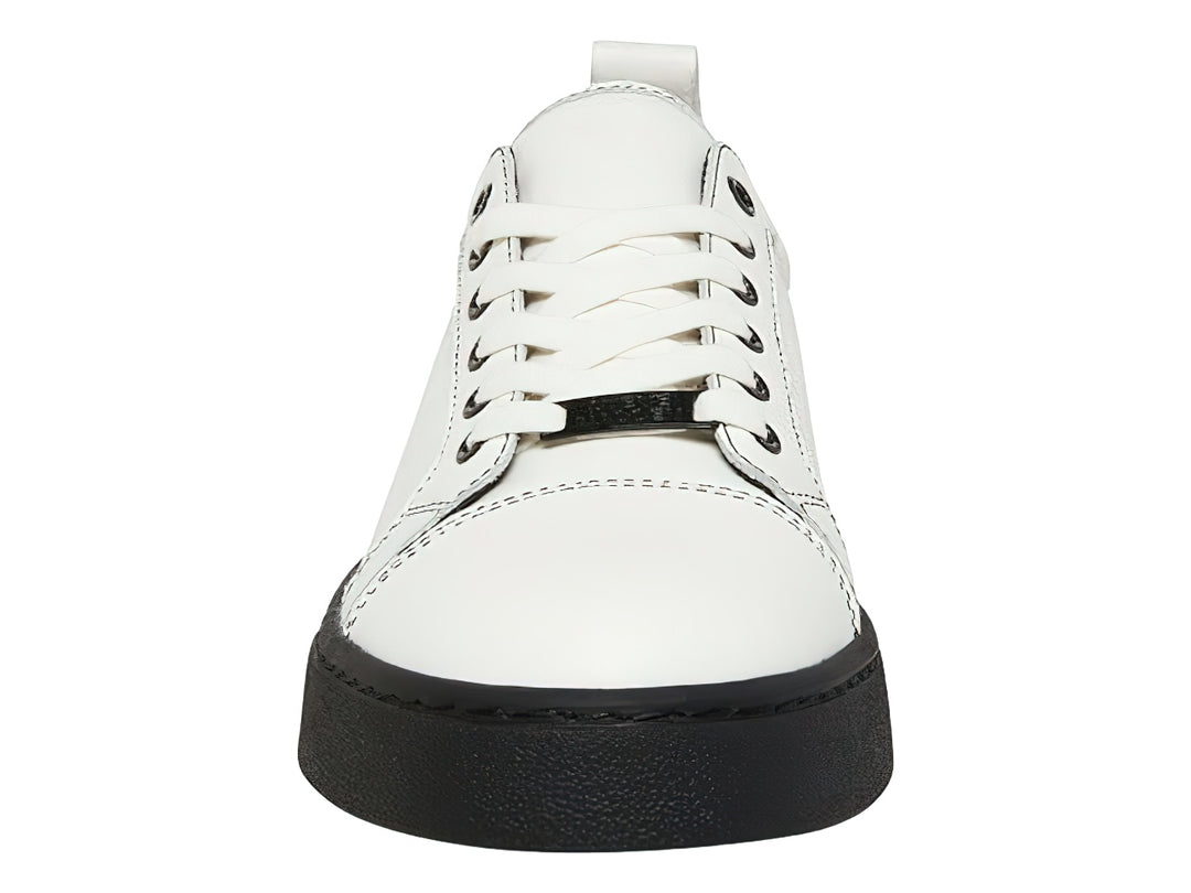 Tenis Steve Madden color blanco con suela gruesa en color negro y agujetas blancas.