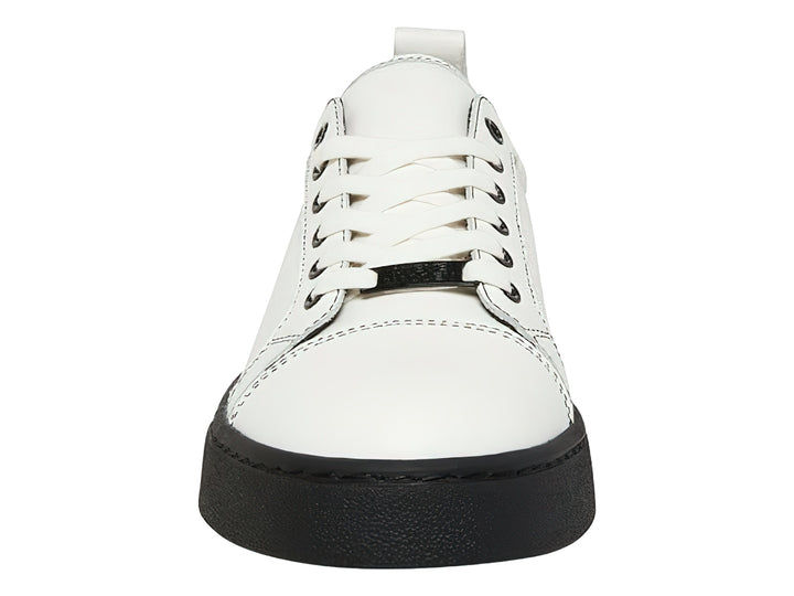 Tenis Steve Madden color blanco con suela gruesa en color negro y agujetas blancas.
