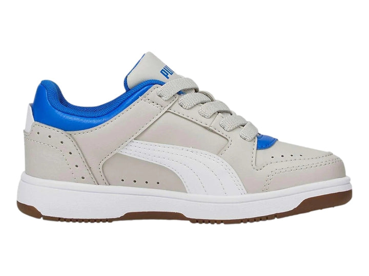 Tenis PUMA Rebound Joy Lo JR color violeta claro con detalles en azul y suela blanca y marrón.
