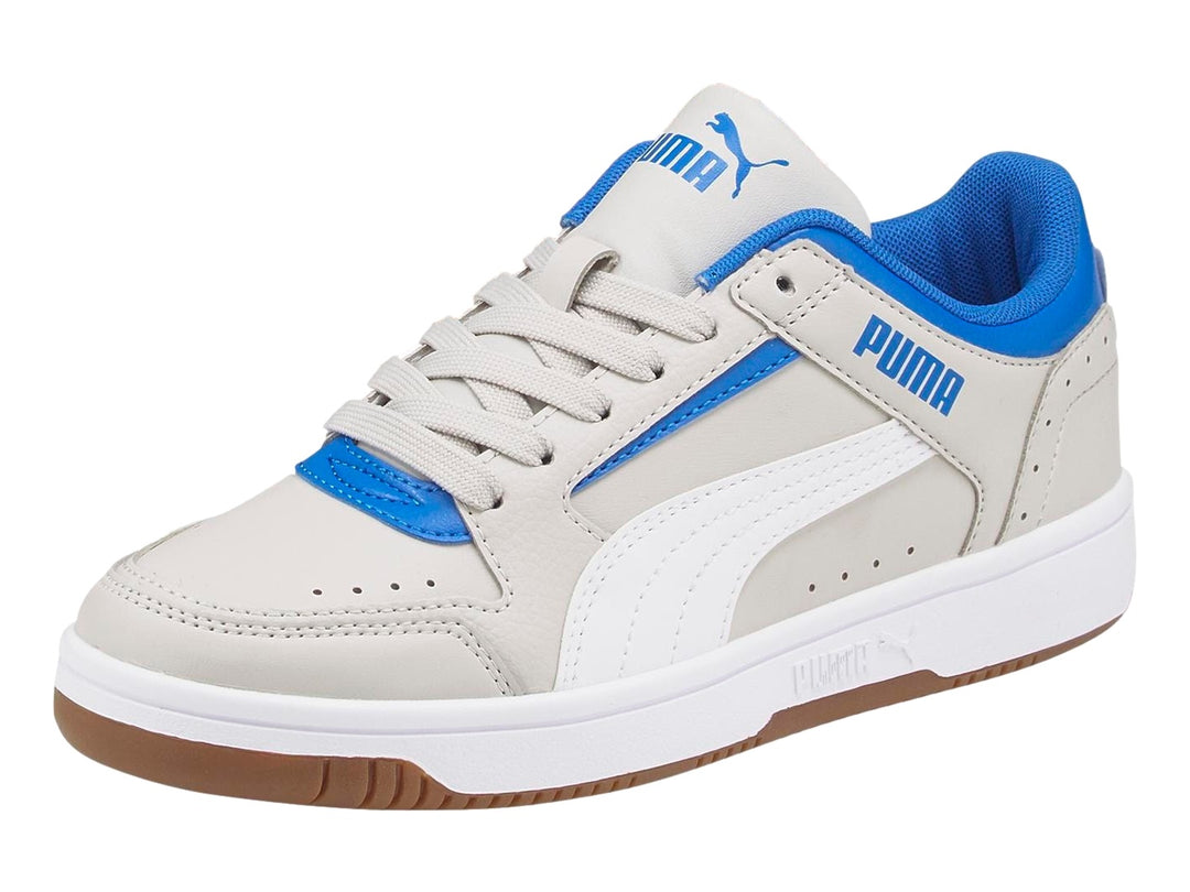 Tenis PUMA Rebound Joy Lo JR color violeta claro con detalles en azul y suela blanca y marrón.