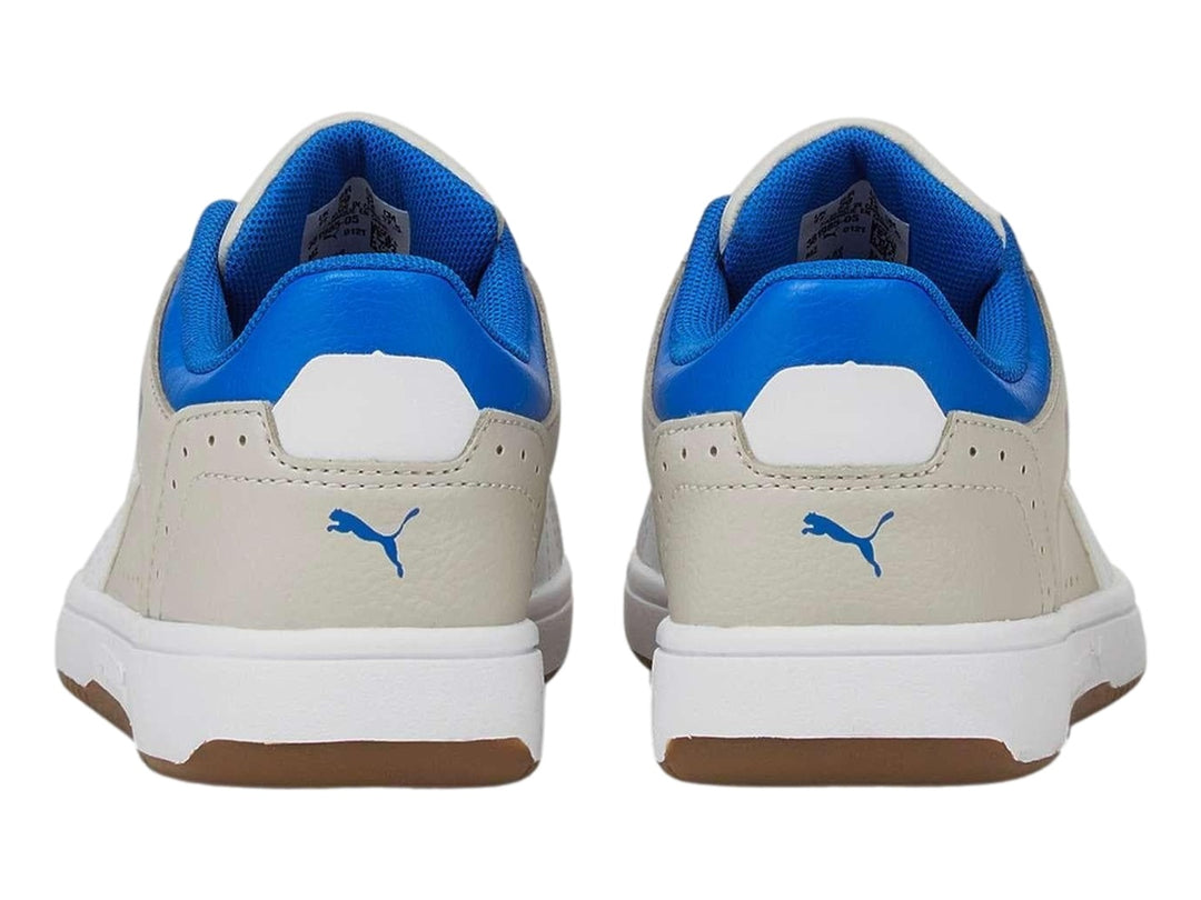 Tenis PUMA Rebound Joy Lo JR color violeta claro con detalles en azul y suela blanca y marrón.