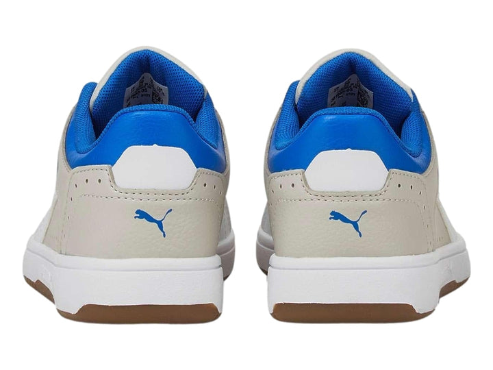 Tenis PUMA Rebound Joy Lo JR color violeta claro con detalles en azul y suela blanca y marrón.