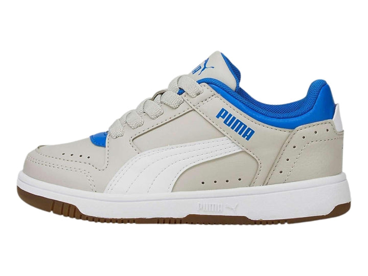 Tenis PUMA Rebound Joy Lo JR color violeta claro con detalles en azul y suela blanca y marrón.