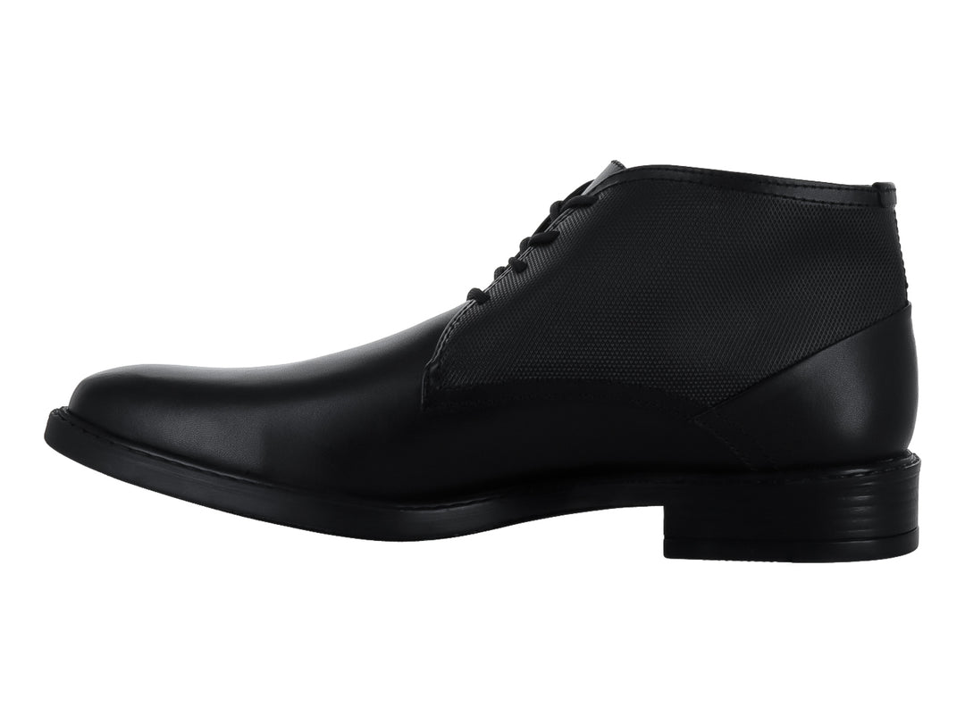 Botín negro para hombre con combinación de cuero y textil y cierre de agujetas.