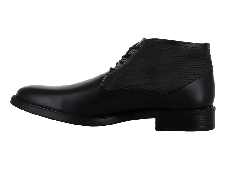 Botín negro para hombre con combinación de cuero y textil y cierre de agujetas.