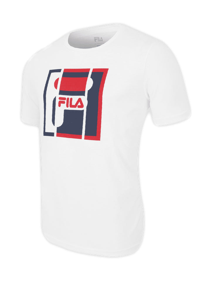Playera blanca de manga corta marca FILA con logotipo grande en el pecho en colores azul y rojo.
