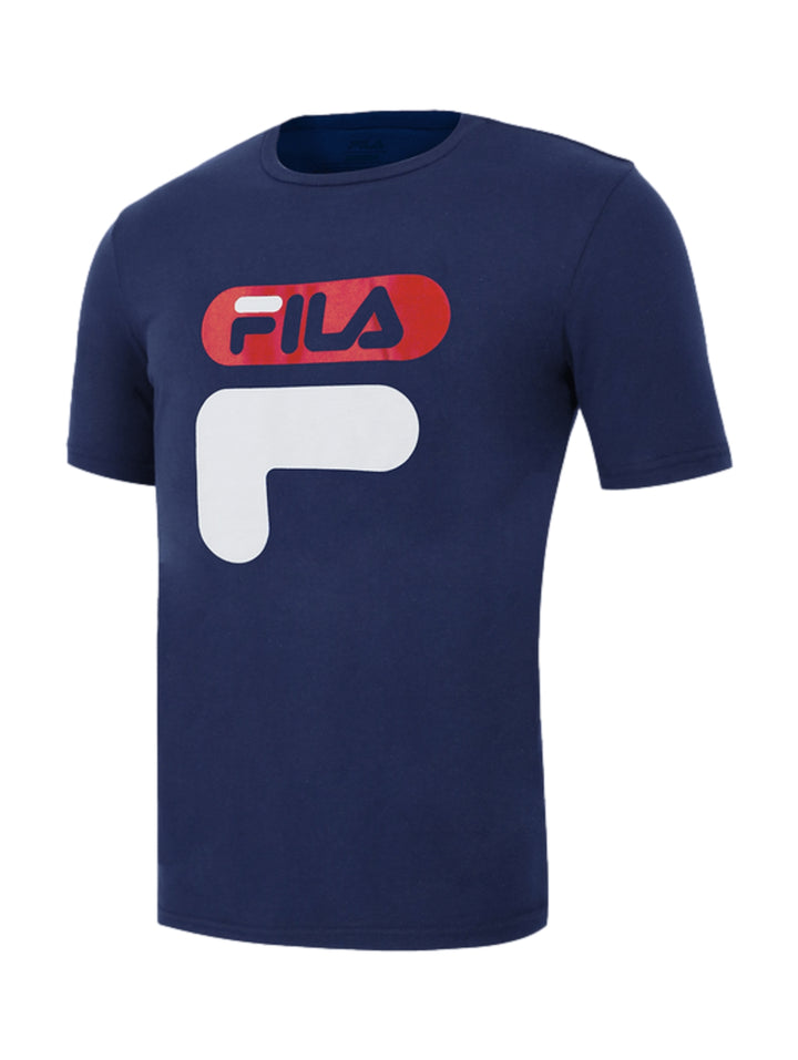 Playera FILA de color azul marino con logotipo grande en el pecho en colores rojo y blanco.