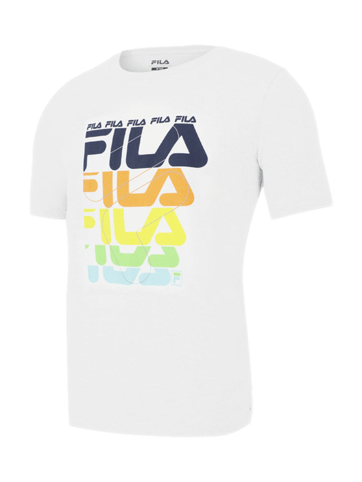 Playera blanca FILA de manga corta con logotipo multicolor estampado en el pecho.