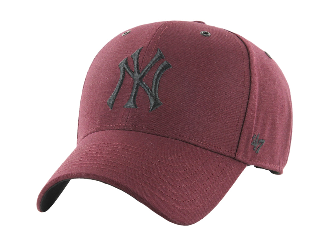 Gorra de béisbol color guinda oscuro con el logo bordado de los New York Yankees en la parte frontal.