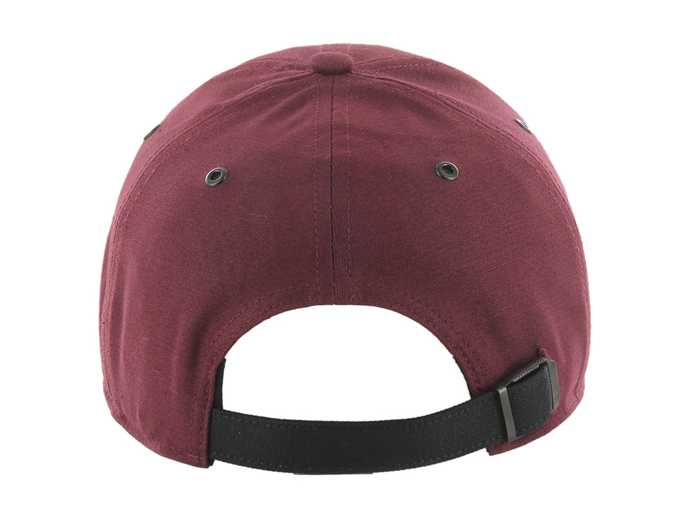 Gorra de béisbol color guinda oscuro con el logo bordado de los New York Yankees en la parte frontal.