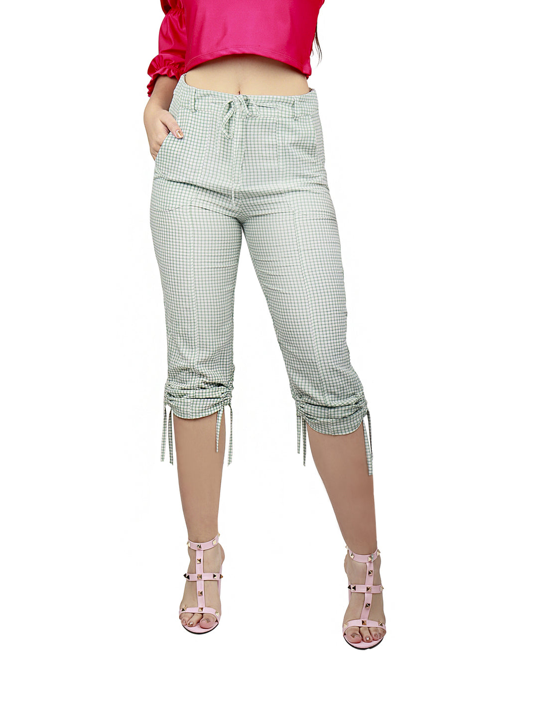 Pantalón corto color verde con estampado de cuadros y cordones en la cintura y tobillos.