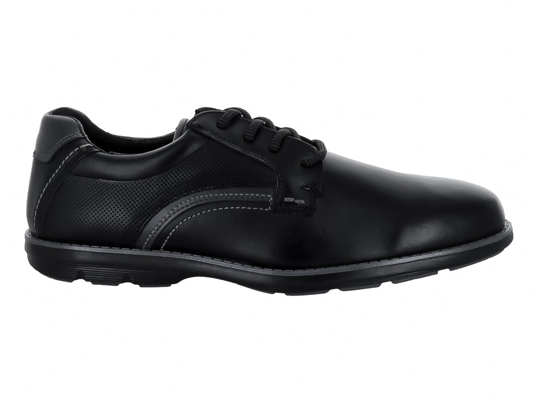 Zapato casual Nevada modelo Florencia en color negro con cordones y detalles de textura perforada lateral.