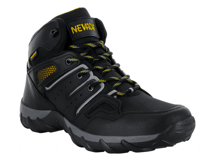 Zapato deportivo tipo botín color negro con detalles en amarillo y suela gris.