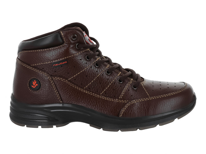 Zapato tipo botín marca Nevada en color café con suela negra y agujetas.