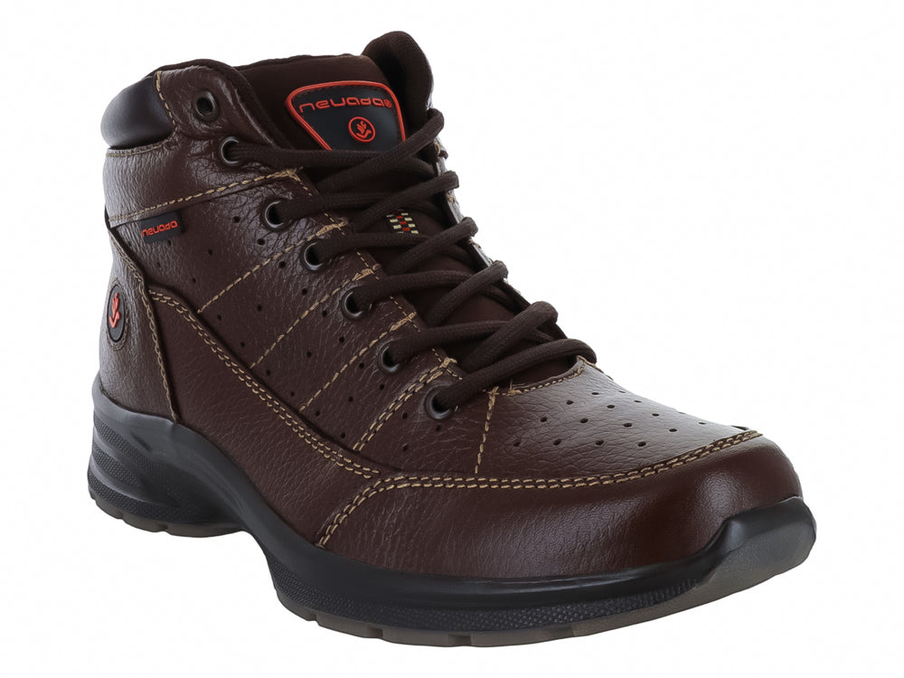 Zapato tipo botín marca Nevada en color café con suela negra y agujetas.