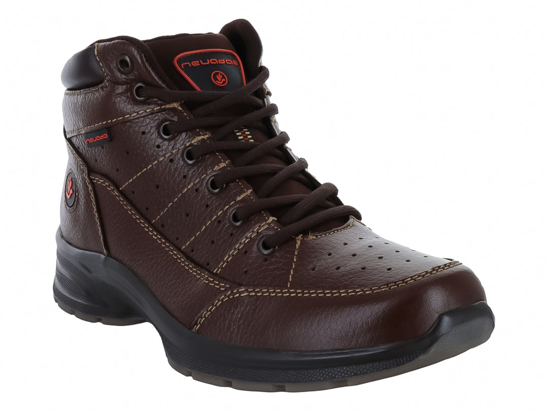 Zapato tipo botín marca Nevada en color café con suela negra y agujetas.