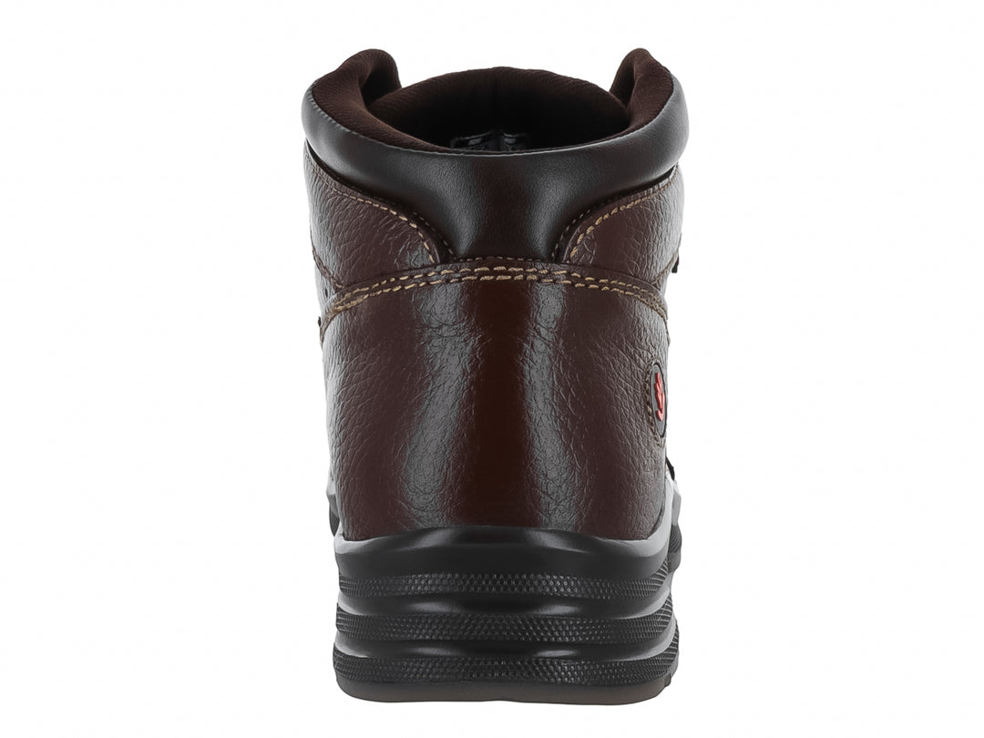 Zapato tipo botín marca Nevada en color café con suela negra y agujetas.