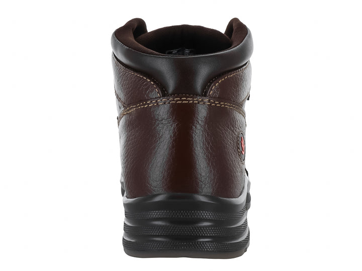 Zapato tipo botín marca Nevada en color café con suela negra y agujetas.