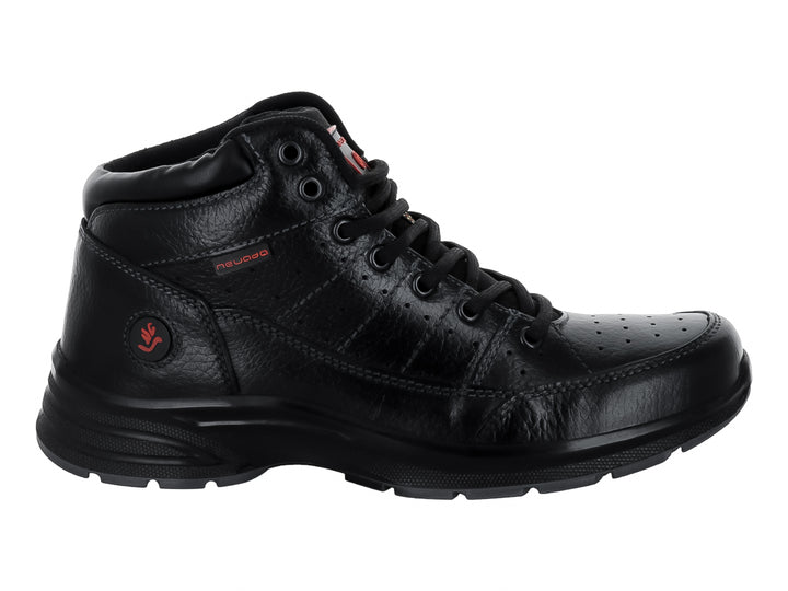 Zapato deportivo tipo botín marca Nevada en color negro con agujetas y suela robusta.