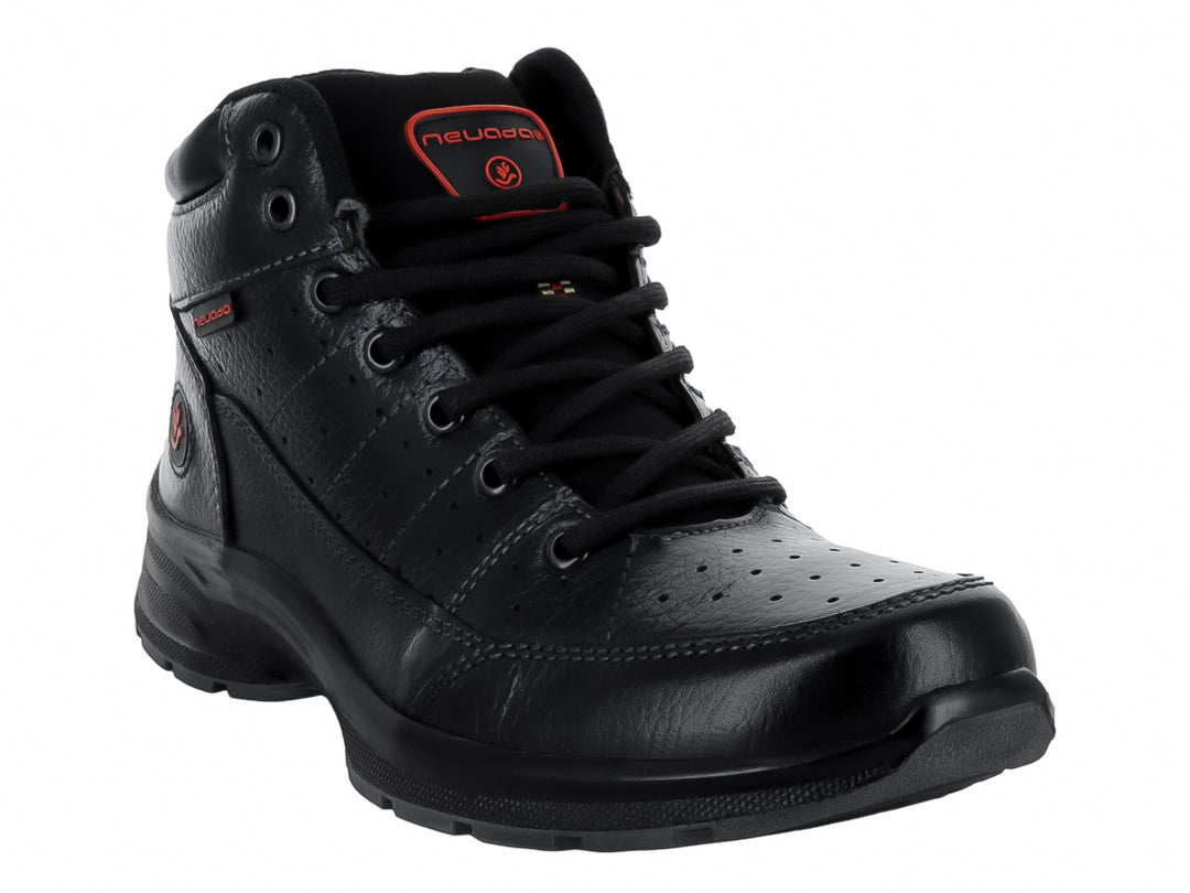 Zapato deportivo tipo botín marca Nevada en color negro con agujetas y suela robusta.