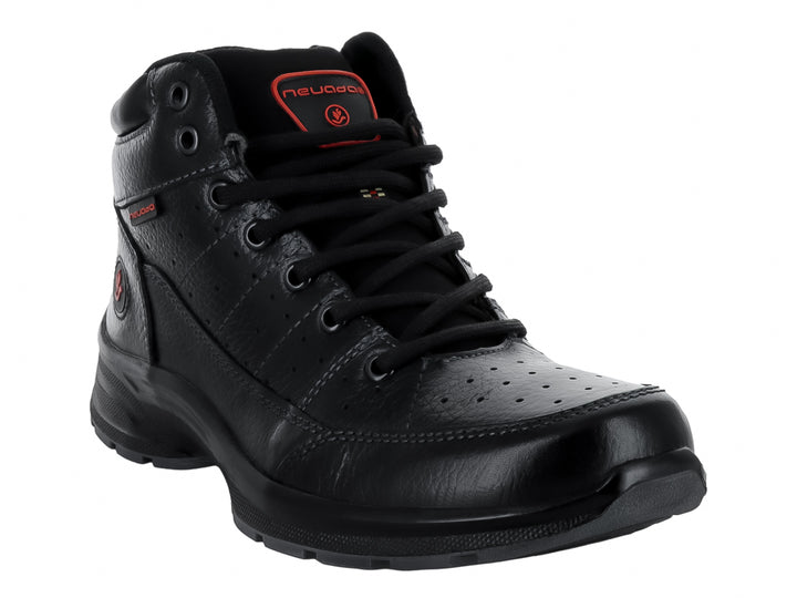 Zapato deportivo tipo botín marca Nevada en color negro con agujetas y suela robusta.