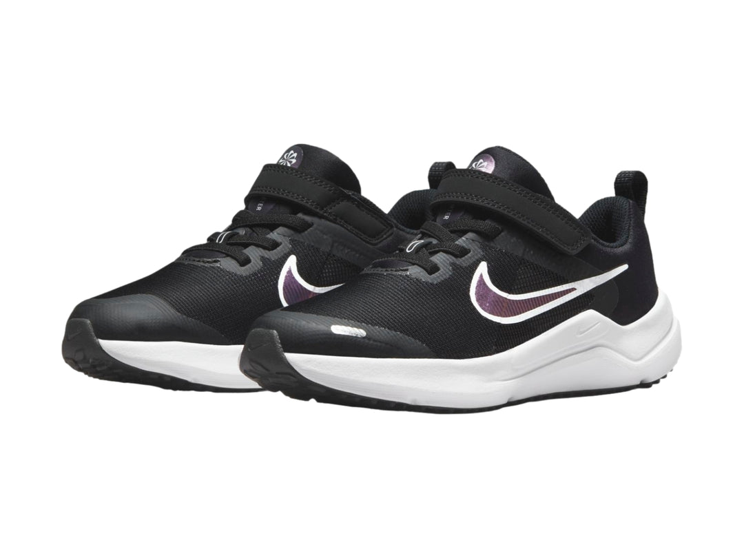 Tenis deportivos Nike Downshifter 12 color negro con suela blanca y correas de velcro.