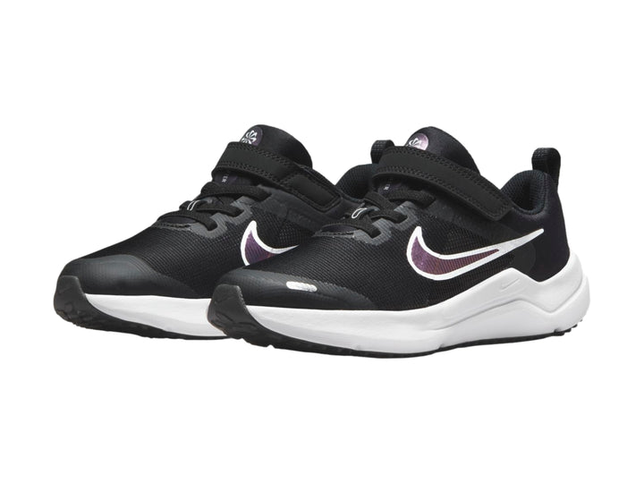Tenis deportivos Nike Downshifter 12 color negro con suela blanca y correas de velcro.