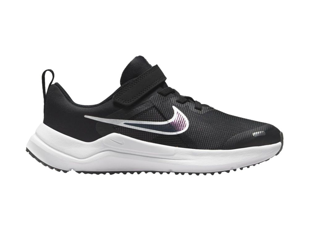 Tenis deportivos Nike Downshifter 12 color negro con suela blanca y correas de velcro.