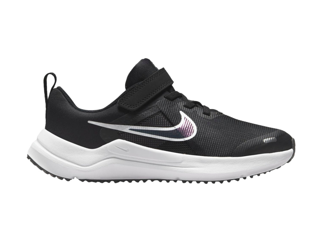 Tenis deportivos Nike Downshifter 12 color negro con suela blanca y correas de velcro.