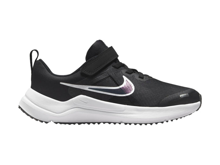 Tenis deportivos Nike Downshifter 12 color negro con suela blanca y correas de velcro.