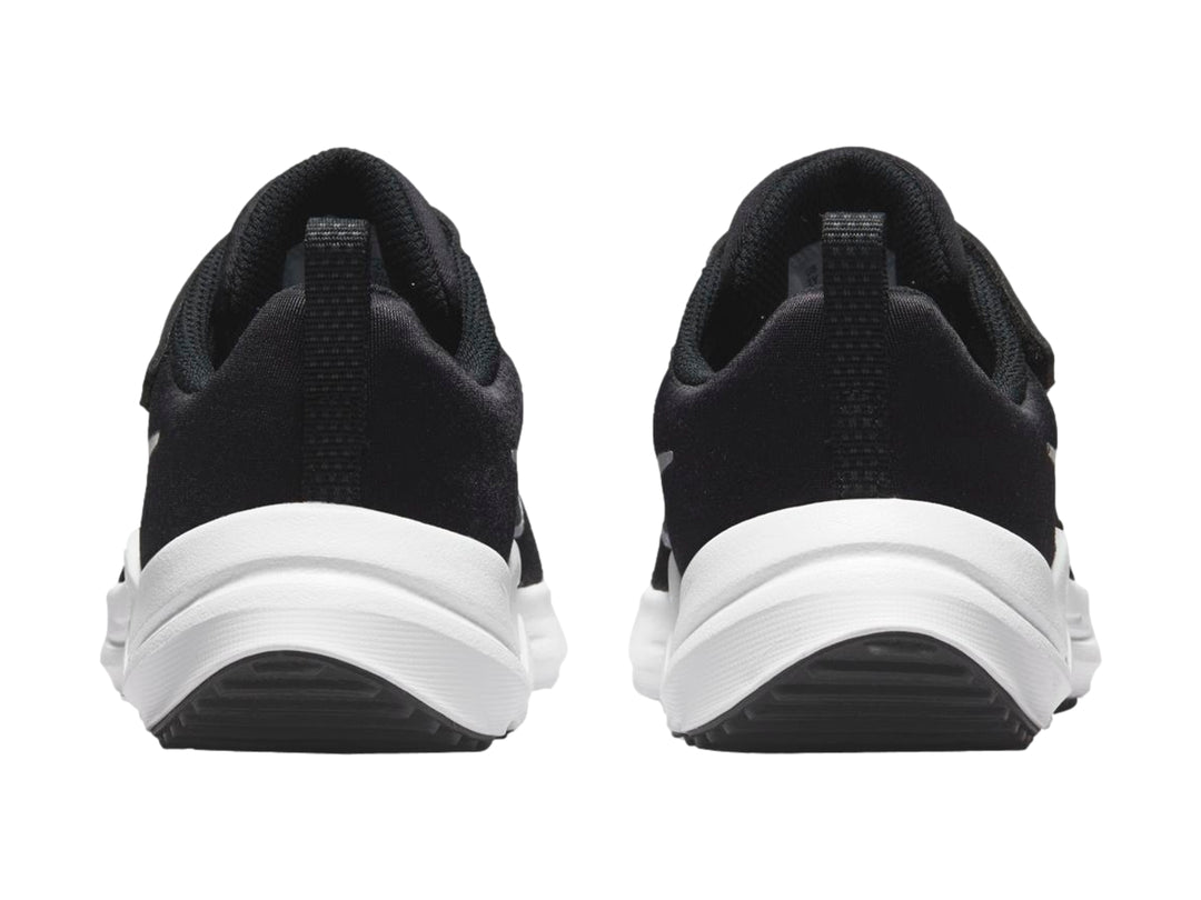 Tenis deportivos Nike Downshifter 12 color negro con suela blanca y correas de velcro.