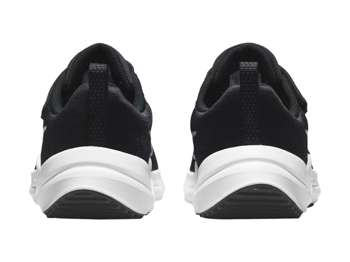 Tenis deportivos Nike Downshifter 12 color negro con suela blanca y correas de velcro.