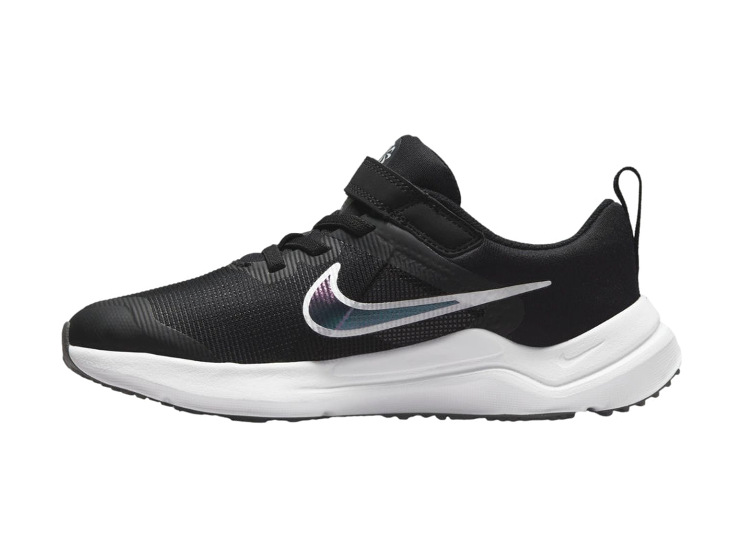 Tenis deportivos Nike Downshifter 12 color negro con suela blanca y correas de velcro.