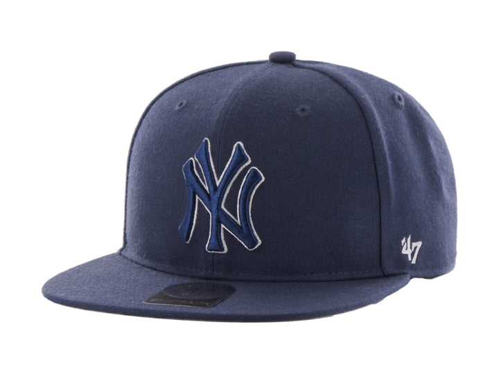 Gorra de béisbol azul marino de los New York Yankees con visera plana y logo bordado en el frente.