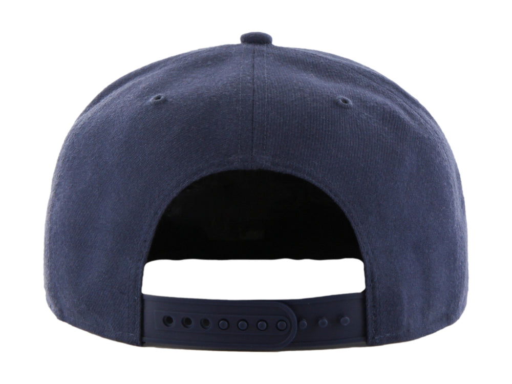 Gorra de béisbol azul marino de los New York Yankees con visera plana y logo bordado en el frente.