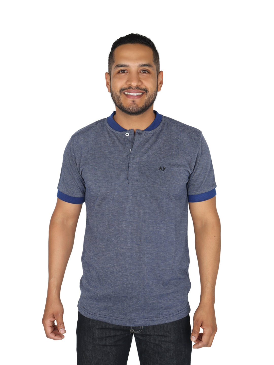 Hombre vistiendo playera Henley color azul marino de manga corta con detalles en el cuello y mangas.