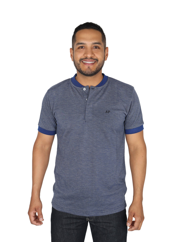 Hombre vistiendo playera Henley color azul marino de manga corta con detalles en el cuello y mangas.