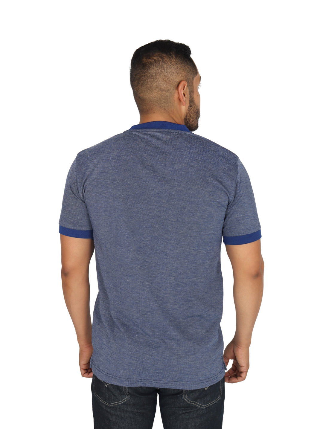 Hombre vistiendo playera Henley color azul marino de manga corta con detalles en el cuello y mangas.