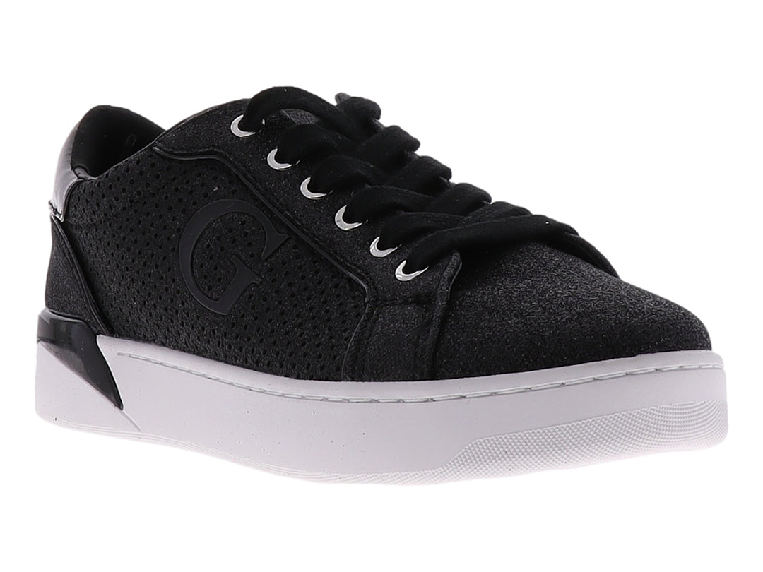 Tenis Guess color negro con suela blanca y detalles perforados en la parte superior.