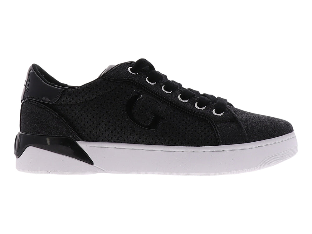 Tenis Guess color negro con suela blanca y detalles perforados en la parte superior.