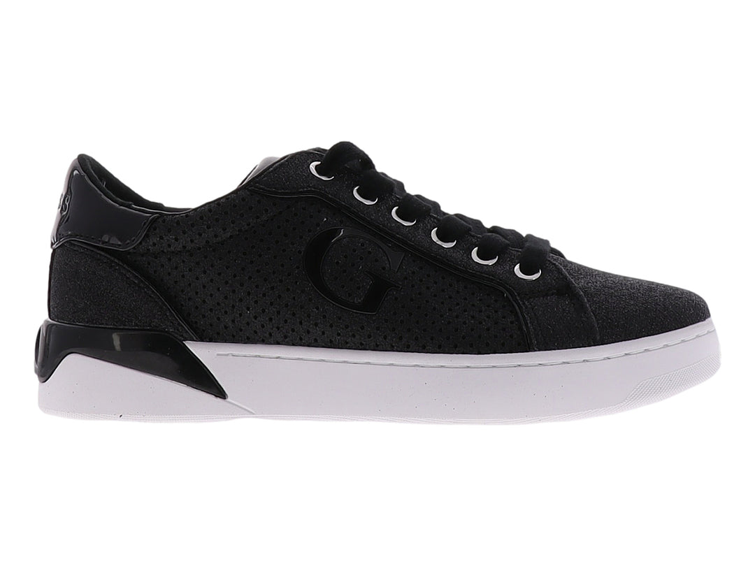 Tenis Guess color negro con suela blanca y detalles perforados en la parte superior.