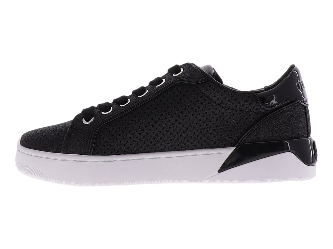 Tenis Guess color negro con suela blanca y detalles perforados en la parte superior.