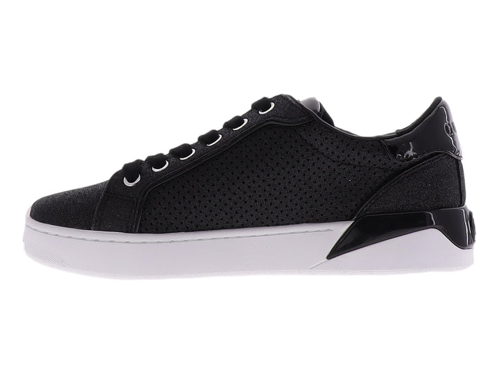 Tenis Guess color negro con suela blanca y detalles perforados en la parte superior.