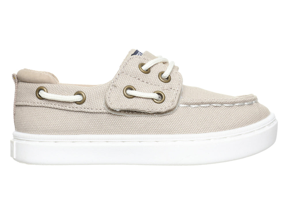Zapato náutico infantil Sperry color khaki con suela blanca y cordones.
