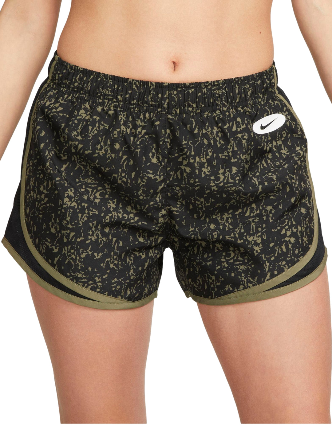 Pantalones cortos deportivos Nike color negro con estampado verde oliva y logo blanco.