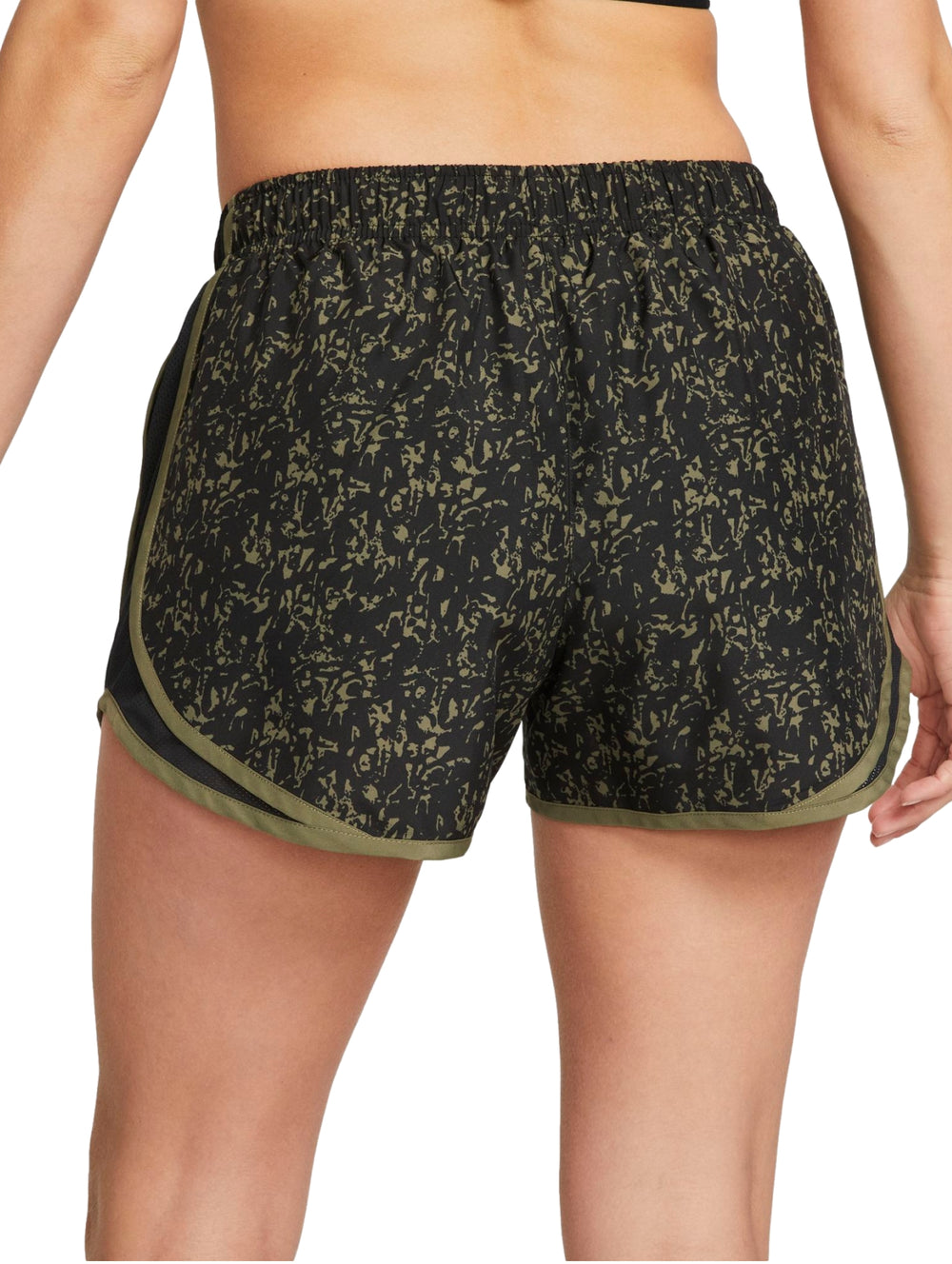 Pantalones cortos deportivos Nike color negro con estampado verde oliva y logo blanco.