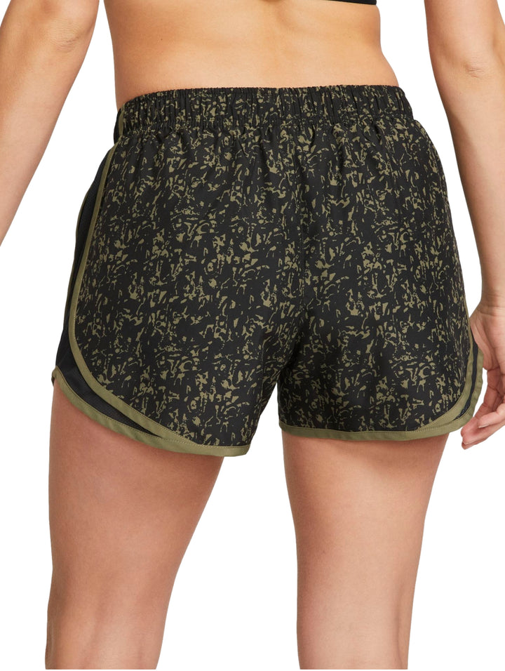 Pantalones cortos deportivos Nike color negro con estampado verde oliva y logo blanco.